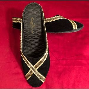Oleg Cassini velvet gold trimmed slippers. Sz 7
